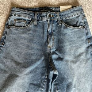 Light denim jeans light weight and stretchy